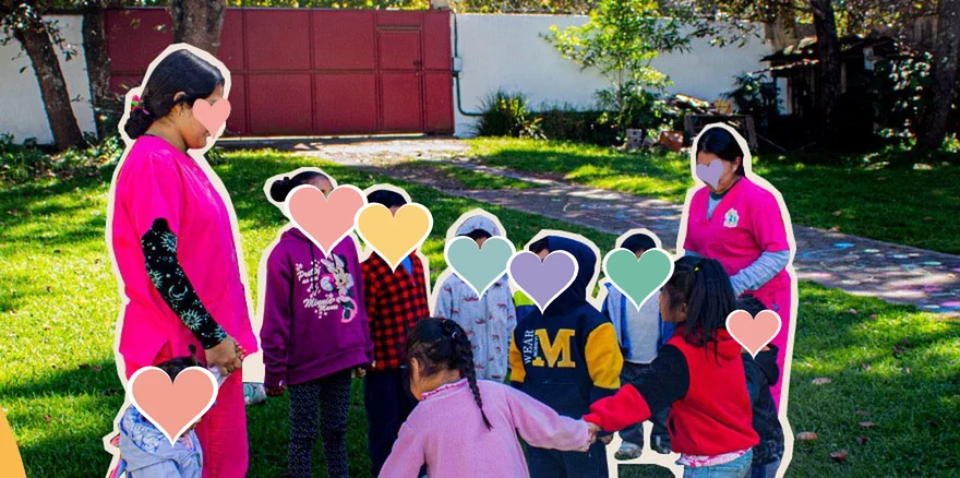 Niñas y niños del Hogar jugando en el jardín junto a sus cuidadoras