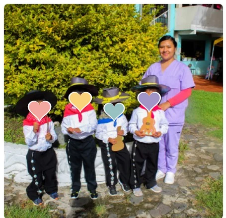 Niños con trajes típicos en una celebración del Hogar